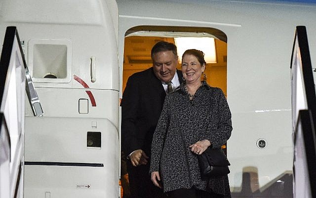 Le secrétaire d'Etat américain et son épouse Susan arrivent à Abu Dhabi le 11 janvier 2019. (Crédit : ANDREW CABALLERO-REYNOLDS / POOL / AFP)