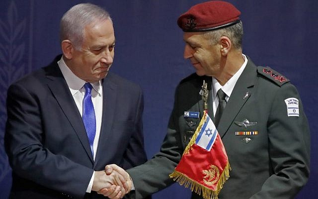 Le nouveau chef d'Etat-major Aviv Kochavi, à droite, serre la main au Premier ministre Benjamin Netanyahu lors d'une cérémonie de passation de pouvoir au siège du ministère de la Défense à Tel Aviv (Crédit : JACK GUEZ / AFP) Le nouveau chef d'Etat-major Aviv Kochavi, à droite, serre la main au Premier ministre Benjamin Netanyahu lors d'une cérémonie de passation de pouvoir au siège du ministère de la Défense à Tel Aviv (Crédit : JACK GUEZ / AFP)