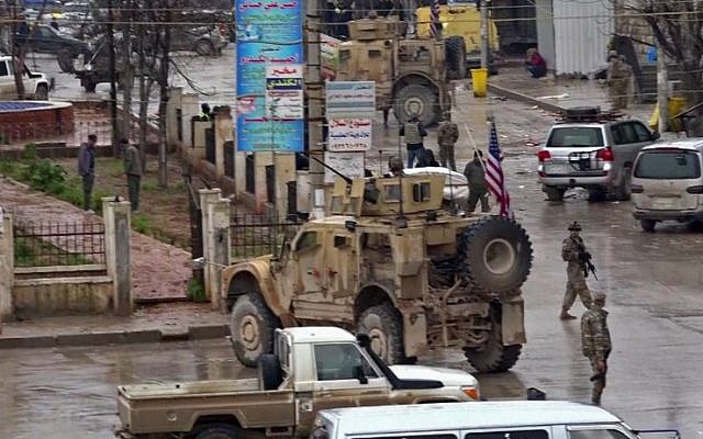 Capture d'écran d'une vidéo AFPTV le 16 janvir 2019, montrant des soldats américains sur les lieux d'un attentat suicide à Minbej, en Syrie. (Crédit : AFP) Capture d'écran d'une vidéo AFPTV le 16 janvir 2019, montrant des soldats américains sur les lieux d'un attentat suicide à Minbej, en Syrie. (Crédit : AFP)