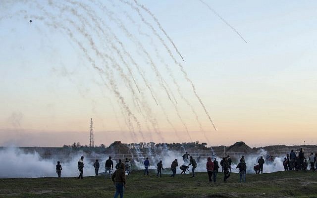 Des bombes lacrymogènes ciblent les manifestants palestiniens lors d'affrontements avec les forces israéliennes de l'autre côté de la clôture après une manifestation près de la frontière avec Israël à l'est de la bande de Gaza, 18 janvier 2019. (Crédit : SAID KHATIB / AFP) Des bombes lacrymogènes ciblent les manifestants palestiniens lors d'affrontements avec les forces israéliennes de l'autre côté de la clôture après une manifestation près de la frontière avec Israël à l'est de la bande de Gaza, 18 janvier 2019. (Crédit : SAID KHATIB / AFP)