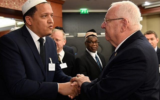 L'imam de Drancy Hassen Chalghoumi (à gauche) serre la main du président israélien Reuven Rivlin (à droite) avant une réunion avec les autorités musulmanes françaises, à Paris le 23 janvier 2019. (Crédit : Bertrand GUAY / AFP)