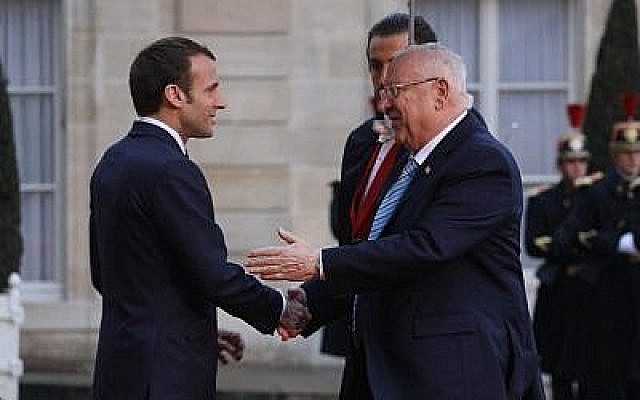 Le président israélien Reuven Rivlin (à droite) accueilli par Emmanuel Macron à l'Elysée, à Paris, le 23 janvier 2019. (Crédit : Ludovic MARIN / AFP)