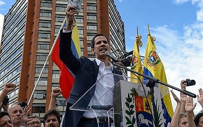 Le président de l'Assemblée nationale vénézuélienne, Juan Guaido, s'adresse à la foule lors d'un rassemblement d'opposition de masse contre le président Nicolas Maduro, au cours duquel il s'est déclaré "président par intérim" du pays, à l'occasion de l'anniversaire du soulèvement de 1958 qui avait renversé la dictature militaire, à Caracas le 23 janvier 2019. crédit : (Federico Parra/AFP)