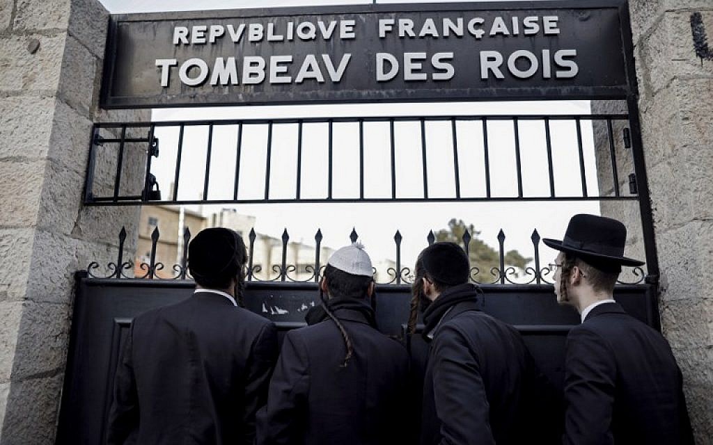 Des ultra-orthodoxes regroupés devant le Tombeau des Rois, site appartenant au consulat français, le 24 janiver 2019. (Crédit : THOMAS COEX / AFP) Des ultra-orthodoxes regroupés devant le Tombeau des Rois, site appartenant au consulat français, le 24 janiver 2019. (Crédit : THOMAS COEX / AFP)