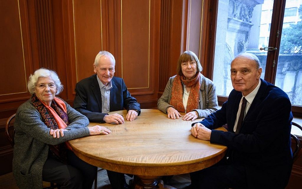 De gauche à droite : Yvonne Cossu, Ulrich Gantz, Barbara Brix et Jean Michel Gaussot, le 17 janvier 2019 à Lausanne, lors d'une rencontre entre enfants de nzais et enfants de victimes, organisée par l'association suisse CICAD. (Crédit : Fabrice COFFRINI / AFP) De gauche à droite : Yvonne Cossu, Ulrich Gantz, Barbara Brix et Jean Michel Gaussot, le 17 janvier 2019 à Lausanne, lors d'une rencontre entre enfants de nzais et enfants de victimes, organisée par l'association suisse CICAD. (Crédit : Fabrice COFFRINI / AFP)