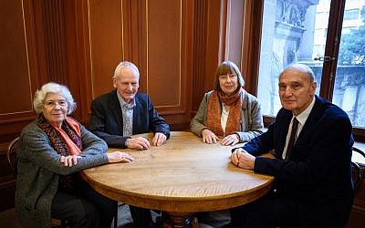 De gauche à droite : Yvonne Cossu, Ulrich Gantz, Barbara Brix et Jean Michel Gaussot, le 17 janvier 2019 à Lausanne, lors d'une rencontre entre enfants de nzais et enfants de victimes, organisée par l'association suisse CICAD. (Crédit : Fabrice COFFRINI / AFP)