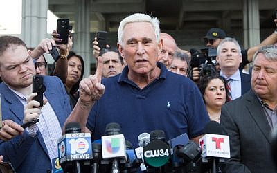 Roger Stone, "vieil ami" et conseiller de longue date de Donald Trump, parle aux médias devant le tribunal de Fort Lauderdale, le 25 janvier 2019. (Crédit : Joshua Prezant / AFP)