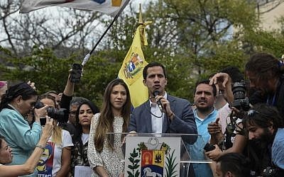 Le président de l'Assemblée nationale du Venezuela et "président par intérim" autoproclamé du pays, Juan Guaido (au centre), accompagné de son épouse Fabiana Rosales (à sa droite), s'adresse à une foule de militants de l'opposition lors d'une manifestation à Caracas, le 26 janvier 2019.