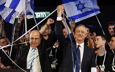 L'ancien chef d'état-major israélien Benny Gantz (à droite) et son nouvel allié, l'ancien ministre de la Défense Moshe Yaalon, lançent leur campagne électorale à Tel Aviv le 29 janvier 2019. (Crédit : Jack GUEZ / AFP)
