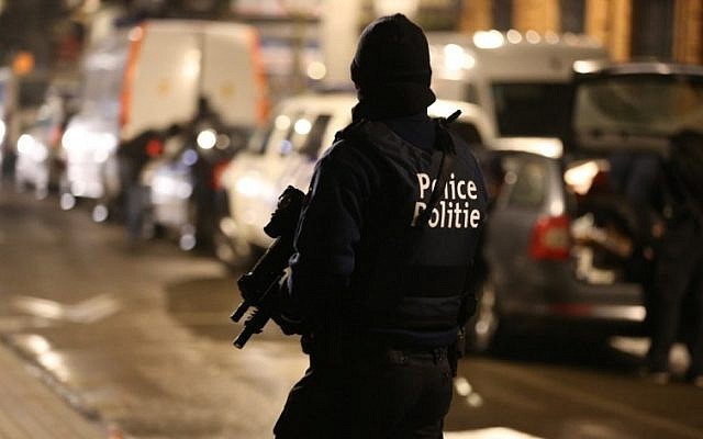 Un policier à Bruxelles durant une opération, le 24 mars 2016. (Crédit : AFP/Belga/Nicolas Maeterlinck) Un policier à Bruxelles durant une opération, le 24 mars 2016. (Crédit : AFP/Belga/Nicolas Maeterlinck)
