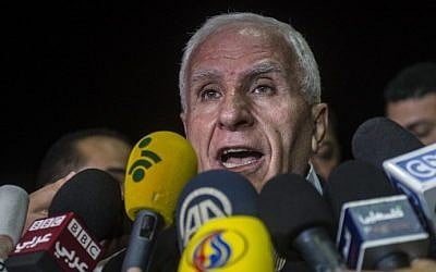 Azzam al-Ahmad lors d'une conférence de presse dans un hôtel du Caire, le 13 août 2014 (Crédit : AFP/Khaled Desouki)