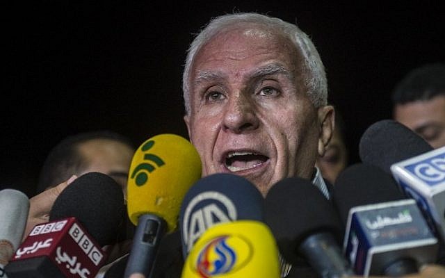 Azzam al-Ahmad lors d'une conférence de presse dans un hôtel du Caire, le 13 août 2014 (Crédit : AFP/Khaled Desouki) Azzam al-Ahmad lors d'une conférence de presse dans un hôtel du Caire, le 13 août 2014 (Crédit : AFP/Khaled Desouki)