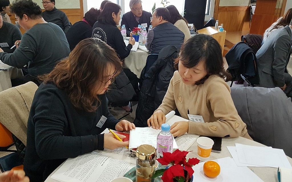 Une séance d'apprentissage pour adultes de style "havruta" en Corée du Sud (Avec l'aimable autorisation de la Havruta Culture Association)