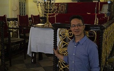 Sammy Samuels, le chef de facto de la communauté juive du Myanmar, à l'intérieur de la synagogue de Yangon. (Charles Dunst)