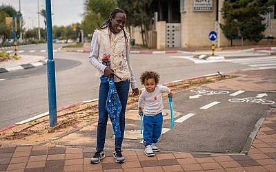 L'Israélienne Lonah Chemtai Salpeter avec son fils Roy, en décembre 2018 (Crédit : Luke Tress/Times of Israël)
