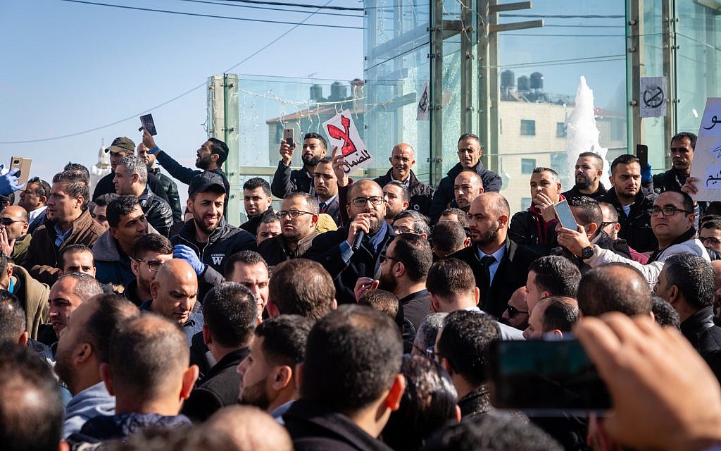 Des Palestiniens protestent contre une hausse des impôts à Ramallah, en Cisjordanie, le 12 décembre 2018 (Crédit : Luke Tress/Times of Israel)