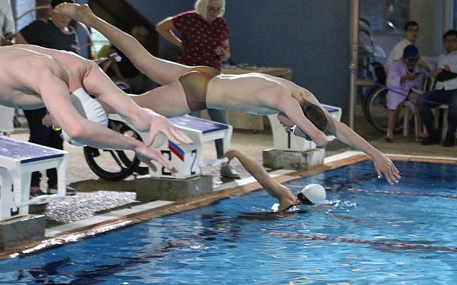 Des nageurs lors des championnats de natation paralympiques d'hiver de 2018 en Israël à la piscine d'Alyn à Haïfa (Crédit : Karen Isaacson, Israel Paralympic Committee Facebook page)
