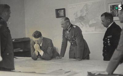 Capture d'écran d'un documentaire de France 5 sur les négociations de l'armistice signé le 22 juin 1940 avec l'Allemagne dans la clairière de Rethondes (Oise). (Crédit : France 5)
