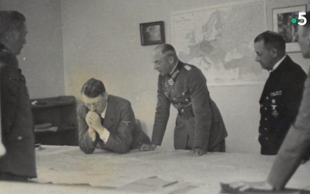 Capture d'écran d'un documentaire de France 5 sur les négociations de l'armistice signé le 22 juin 1940 avec l'Allemagne dans la clairière de Rethondes (Oise). (Crédit : France 5) Capture d'écran d'un documentaire de France 5 sur les négociations de l'armistice signé le 22 juin 1940 avec l'Allemagne dans la clairière de Rethondes (Oise). (Crédit : France 5)