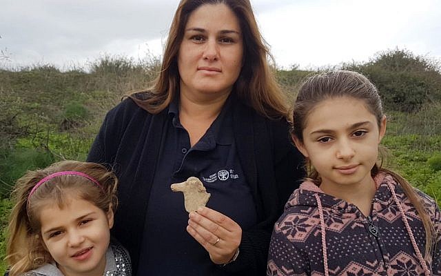 De gauche à droite : Maya, Ayellet, et Hadas Goldberg qui ont découvert une figurine de l'Age de pierre après la pluie à    Beit She'an. (Crédit : Nir Distelfeld, Autorité israélienne des Antiquités)