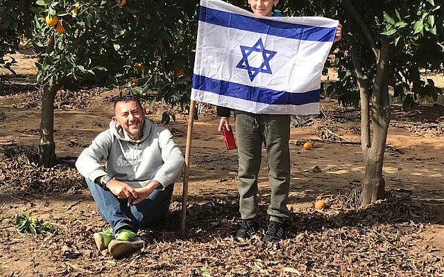 Des olim français fêtent Tou bichvat avec Hashomer Hachadash; (Crédit ; Hashomer Hachadash) Des olim français fêtent Tou bichvat avec Hashomer Hachadash; (Crédit ; Hashomer Hachadash)