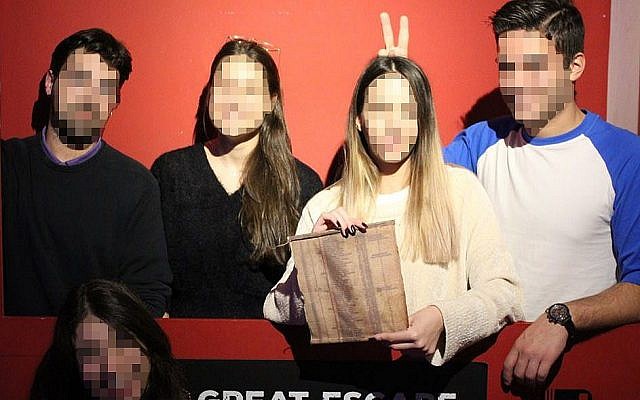 Les visiteurs d'une escape room consacrée 
 à la Liste de Schindler à Thessalonique avac la liste des 'innocents' qu'ils ont sauvé pendant le jeu (Crédit : Facebook)