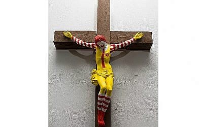 La sculpture 'McJesus' de l'artiste finlandais Jani Leinonen exposée au musée d'Haïfa. (Crédit : musée d'Haïfa)
