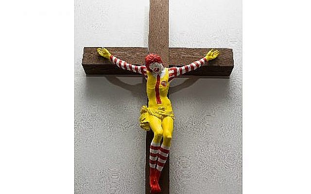 La sculpture 'McJesus' de l'artiste finlandais Jani Leinonen exposée au musée d'Haïfa. (Crédit : musée d'Haïfa)