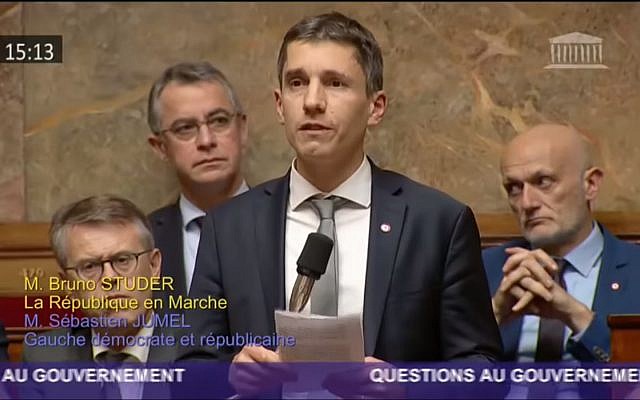 Le député LREM à Schitgheim, dans le Bas-Rhin. (Crédit : capture d'écran YouTube) Le député LREM à Schitgheim, dans le Bas-Rhin. (Crédit : capture d'écran YouTube)