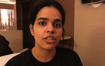 Rahaf Mohammed Al-Qunun affirme avoir subi des violences physiques et psychologiques de la part de sa famille en Arabie saoudite et craint pour sa vie si elle rentre dans son pays. Elle est en instance d'expulsion après avoir été arrêtée dimanche 6 janvier 2019 à l'aéroport de Bangkok. (Crédit : AFPTV)