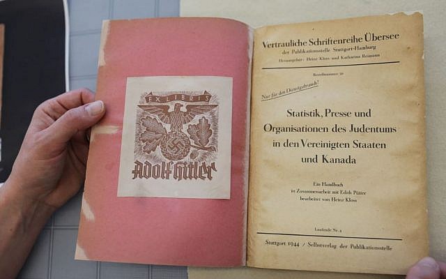 L’ouvrage intitulé "Les statistiques, la presse et les organisations juives aux Etats-Unis et au Canada" est un rapport de 137 pages produit en 1944 par Heinz Kloss, un célèbre linguiste allemand qui avait des contacts chez les sympathisants nazis américains. Il a appartenu à Hitler et a été racheté par le Canada en janvier 2019. (Crédit : AFPTV)