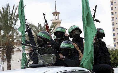 Des agents masqués des Brigades Ezzedine al-Qassam, la branche militaire de l'organisation terroriste Hamas, à bord d'un véhicule pour commémorer le 30e anniversaire de l'organisation, le 13 décembre 2017 à Gaza. (AP Photo/Adel Hana)