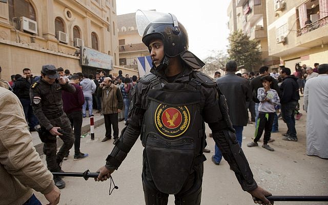 Un, policier monte la garde devant l'église Mar Mina après une attaque meurtrière revendiquée par le groupe de l'Etat islamique à Helwan, au Caire, en Egypte, le 29 décembre 2017 (Crédit : AP Photo/Amr Nabil) Un, policier monte la garde devant l'église Mar Mina après une attaque meurtrière revendiquée par le groupe de l'Etat islamique à Helwan, au Caire, en Egypte, le 29 décembre 2017 (Crédit : AP Photo/Amr Nabil)