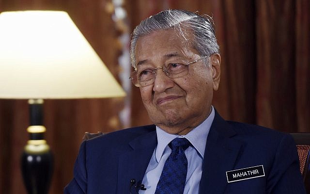 Le Premier ministre de la Malaisie Mahathir Mohamad lors d'un entretien avec l'AP à Putrajaya, en Malaisie, le 13 août 2018. (Crédit : AP Photo/Yam G-Jun) Le Premier ministre de la Malaisie Mahathir Mohamad lors d'un entretien avec l'AP à Putrajaya, en Malaisie, le 13 août 2018. (Crédit : AP Photo/Yam G-Jun)