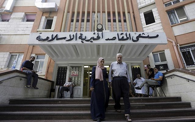 Des Palestiniens quittent l'hôpital de Makassed  à Jérusalem-Est, le 9 septembre 2018. (Crédit : Mahmoud Illean/AP)