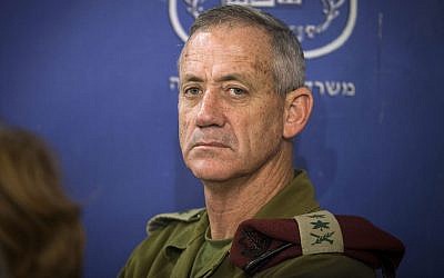 L'ancien chef d'état-major de Tsahal, le général Benny Gantz, lors d'une réunion de cabinet au ministère de la Défense à Tel Aviv, le 31 juillet 2014. (AP Photo/Dan Balilty)