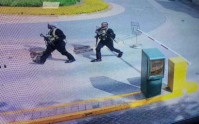Capture d'écran des caméras de vidéosurveillance montrant des hommes lourdement armés entrer dans un complexe hôtelier de Nairobi, au Kenya, le 15 janvier 2019. (Crédit : Security Camera Footage via AP) Capture d'écran des caméras de vidéosurveillance montrant des hommes lourdement armés entrer dans un complexe hôtelier de Nairobi, au Kenya, le 15 janvier 2019. (Crédit : Security Camera Footage via AP)