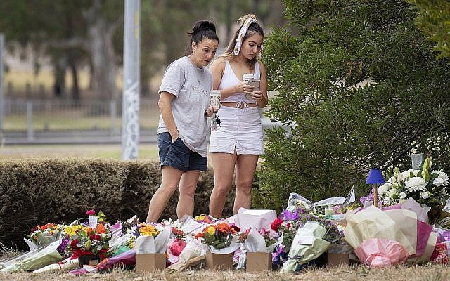 Deux femmes rendent hommage à Aiia Maasarwe, une Israélienne tuée à Melbourne, le 18 janvier 2019. (Crédit : Ellen Smith/AAP Image via AP) Deux femmes rendent hommage à Aiia Maasarwe, une Israélienne tuée à Melbourne, le 18 janvier 2019. (Crédit : Ellen Smith/AAP Image via AP)