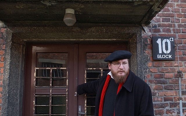 Piotr Cywinski, directeur du musée de l'ancien camp de la mort nazi d'Auschwitz-Birkenau, ferme la porte du baraquement numéro 10 préservé tel quel depuis les atrocités nazies, à Oswiecim, en Pologne, le 11 janvier 2017 (Crédit : AP Photo/Czarek Sokolowski) ) Piotr Cywinski, directeur du musée de l'ancien camp de la mort nazi d'Auschwitz-Birkenau, ferme la porte du baraquement numéro 10 préservé tel quel depuis les atrocités nazies, à Oswiecim, en Pologne, le 11 janvier 2017 (Crédit : AP Photo/Czarek Sokolowski) )