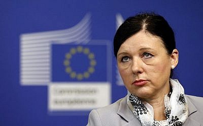 La commissaire européenne à la Justice et à l'Égalité des sexes, Vera Jourova, écoute une question lors d'une conférence de presse dans les locaux de la Commission à Bruxelles, en Belgique, le 12 juillet 2016. (Crédit : Darko Vojinovic / AP)