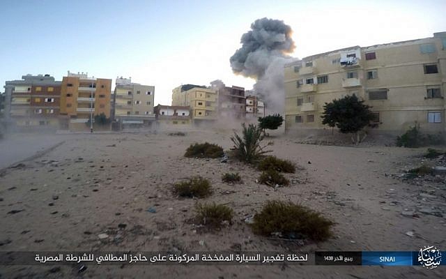 Cette photo publiée sur un site Web de partage de fichiers le 11 janvier 2017 par le Groupe État islamique du Sinaï montre une explosion lors d'une attaque contre un poste de contrôle de la police égyptienne le lundi 9 janvier 2017, à el-Arish, au nord du Sinaï, en Égypte. (Groupe de l'État islamique dans le Sinaï/AP)