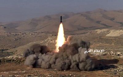 Capture d'écran d'une vidéo diffusée le 22 juillet 2017 et fournie par la presse militaire centrale syrienne contrôlée par le gouvernement, montre des combattants du Hezbollah tirant un missile sur des positions de militants liés à Al-Qaida dans une zone située à la frontière entre le Liban et la Syrie. (Presse militaire centrale syrienne, via AP)
