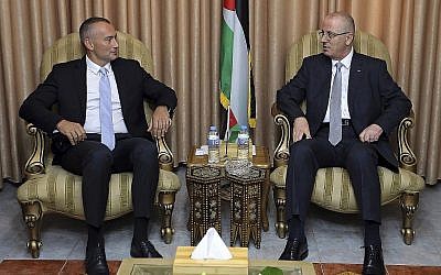 Le Premier ministre de l'Autorité palestinienne, Rami Hamdallah, (à droite), et le Coordonnateur spécial des Nations Unies pour le processus de paix au Moyen Orient, Nickolay Mladenov, lors derencontrent le 3 octobre 2017 à l'ancienne résidence officielle du Président de l'AP, Mahmoud Abbas, à Gaza City. (AP Photo/Bureau du Premier ministre) Le Premier ministre de l'Autorité palestinienne, Rami Hamdallah, (à droite), et le Coordonnateur spécial des Nations Unies pour le processus de paix au Moyen Orient, Nickolay Mladenov, lors derencontrent le 3 octobre 2017 à l'ancienne résidence officielle du Président de l'AP, Mahmoud Abbas, à Gaza City. (AP Photo/Bureau du Premier ministre)