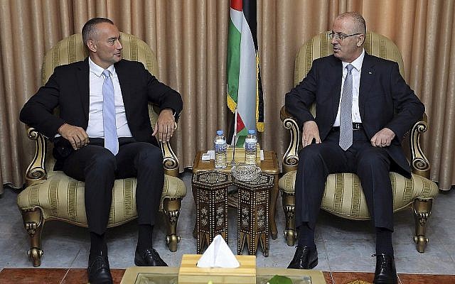 Le Premier ministre de l'Autorité palestinienne, Rami Hamdallah, (à droite), et le Coordonnateur spécial des Nations Unies pour le processus de paix au Moyen Orient, Nickolay Mladenov, lors derencontrent le 3 octobre 2017 à l'ancienne résidence officielle du Président de l'AP, Mahmoud Abbas, à Gaza City. (AP Photo/Bureau du Premier ministre)