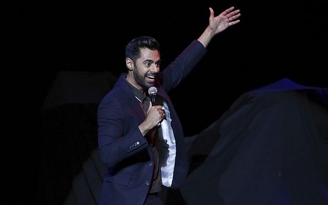 Le comédien Hasan Minhaj se produit sur scène lors de la 11ème édition du Stand Up for Heroes, en novembre 2017 (Crédit : Brent N. Clarke / Invision / AP) Le comédien Hasan Minhaj se produit sur scène lors de la 11ème édition du Stand Up for Heroes, en novembre 2017 (Crédit : Brent N. Clarke / Invision / AP)