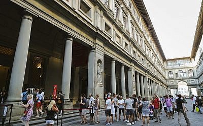 Sur cette photo d'archive du 1er août 2017, des personnes font la queue pour entrer dans la Galerie des Offices à Florence, en Italie. (Crédit : AP / Domenico Stinellis, Fichier)