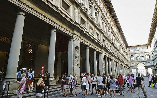 Sur cette photo d'archive du 1er août 2017, des personnes font la queue pour entrer dans la Galerie des Offices à Florence, en Italie. (Crédit : AP / Domenico Stinellis, Fichier) Sur cette photo d'archive du 1er août 2017, des personnes font la queue pour entrer dans la Galerie des Offices à Florence, en Italie. (Crédit : AP / Domenico Stinellis, Fichier)