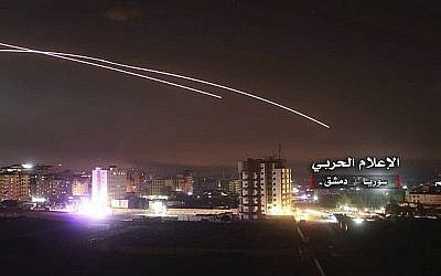 La photo, fournie par le Centre militaire syrien des médias pro-régime, montre des tirs anti-aériens dans le ciel alors que des missiles israéliens frappent des positions de défense et d'autres bases militaires autour de Damas, le 10 mai 2018. L'incident s'est produit après que l'armée israélienne a affirmé que les forces iraniennes ont lancé des tirs de barrage sur le plateau du Golan, dans ce qui a été la confrontation la plus grave entre les deux ennemis jurés jusqu'à présent. (Centre militaire syrien des médias, via AP)