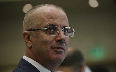 Le Premier ministre de l'Autorité palestinienne Rami Hamdallah au cours d'une conférence de presse conjointe avec le président turc Recep Tayyip Erdogan à Istanbul, le 18 mai 2018 (Crédit : AP Photo/Emrah Gurel) Le Premier ministre de l'Autorité palestinienne Rami Hamdallah au cours d'une conférence de presse conjointe avec le président turc Recep Tayyip Erdogan à Istanbul, le 18 mai 2018 (Crédit : AP Photo/Emrah Gurel)