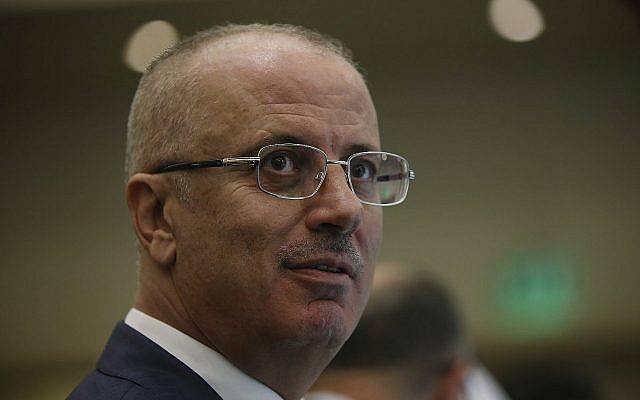 Le Premier ministre de l'Autorité palestinienne Rami Hamdallah au cours d'une conférence de presse conjointe avec le président turc Recep Tayyip Erdogan à Istanbul, le 18 mai 2018 (Crédit : AP Photo/Emrah Gurel)